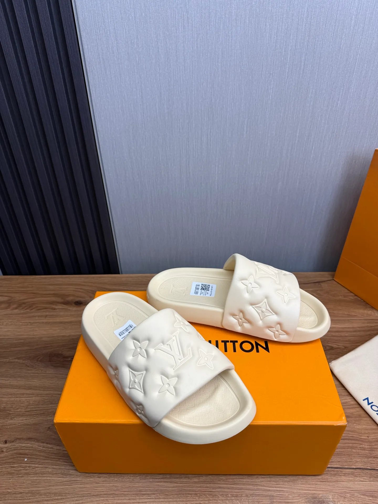 Men's shoes 💰260💰 ▪️LV's popular Little Red Book popular slippers hot sale: 1 shipment✅ Super textured and comfortable slippers, original TPU outsole. Authentic counter box drawer box packaging 🎁Size 38-45